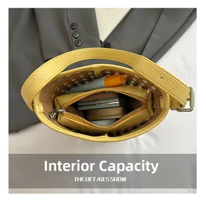 Vue détaillée du sac seau jaune ajouré avec pochette intérieure et grande capacité de rangement