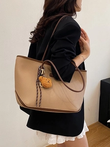 Grande borsa tote da donna in pelle marrone con ciondolo a orsetto per il lavoro