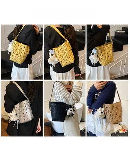 Sac seau ajouré avec charme de chiot en couleurs jaune, argenté, noir et beige