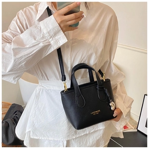 Dettaglio mini borsa a secchiello nera in pelle martellata con logo e ciondolo argento