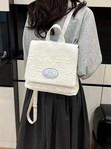 Eleganter weißer Rucksack mit Jacquard-Prägung, Metall-Logo und großer Klappe für Reisen