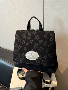Modischer schwarzer Reise-Rucksack mit floraler Prägung und Logo-Detail