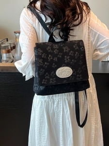Modischer schwarzer Blumen-Jacquard Rucksack mit silbernem Metall-Logo für Damen im Alltag
