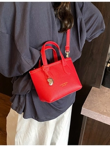 Mini borsa a secchiello rossa in pelle martellata con tracolla e manici