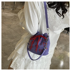 Mini sac seau en velours côtelé violet avec broderie cœur rouge et robe en dentelle