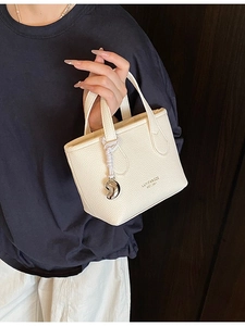 Mini borsa a secchiello chic bianco crema in pelle litchi con ciondolo a chicco d'argento