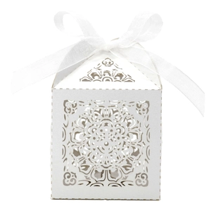 Détail de boîte de mariage blanche découpée au laser avec motifs floraux et nœud en organza