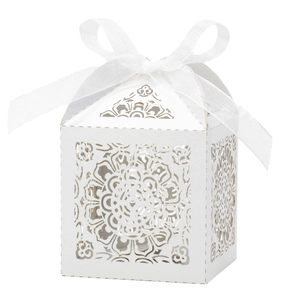 Boîte à bonbons blanche découpée au laser avec motifs floraux et nœud en ruban de mousseline