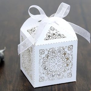 Vue détaillée de la boîte à dragées blanche découpée au laser avec motif floral