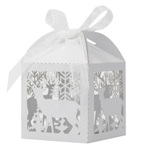 Lasergeschnittene weiße Weihnachts-Geschenkbox mit Rentier- und Schneeflocken-Motiv