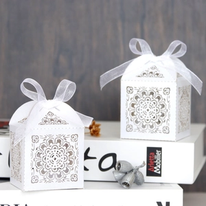 Boîtes à bonbons de mariage découpées au laser avec motif mandala et ruban blanc