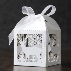 Detailansicht der lasergeschnittenen weißen Papier-Geschenkbox mit Rentier-Mustern
