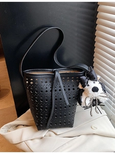 Sac Seau à la Mode pour Femmes Découpe au Laser Ajouré Avec Pendentif Chien en Peluche Sac à Bandoulière en Cuir PU Eté