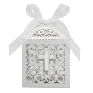 Boîte cadeau blanche découpée au laser avec motif de croix et élégant ruban satiné