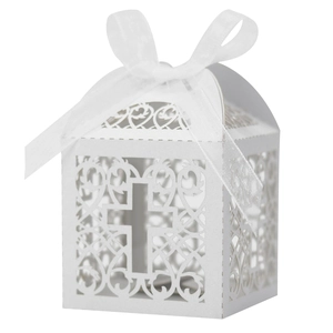 Vue détaillée de la boîte à dragées découpée au laser avec motif croix et ruban organza