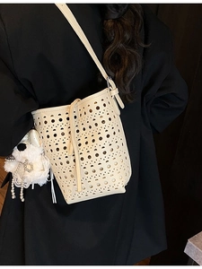 Sac seau beige ajouré avec bandoulière et pendentif mignon en forme de petit chien
