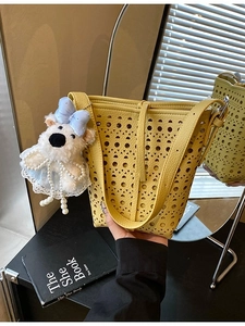 Sac seau jaune ajouré avec charm ours en peluche et design découpé d'été élégant