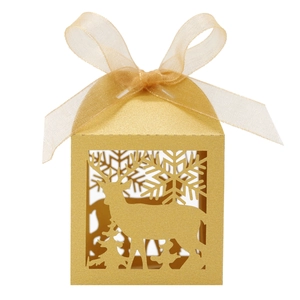 Makro-Detail der lasergeschnittenen Rentier-Gold-Geschenkbox mit weihnachtlicher Schleife