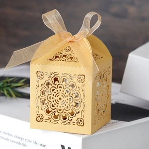 Boîte à bonbons dorée découpée au laser avec motifs floraux et ruban en soie pour mariage