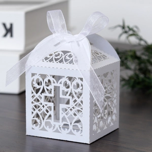 Boîte à dragées blanche découpée au laser avec croix et ruban pour mariage