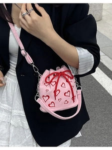 Sac seau en velours côtelé rose avec broderie cœur rouge et cordon de serrage style urbain