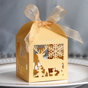 Detail der champagnergoldenen Weihnachts-Geschenkbox mit lasergeschnittenem Rentier-Motiv