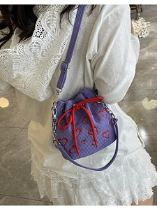 Mini sac seau en velours côtelé violet avec broderies de cœurs rouges et cordon