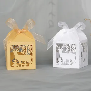 Nahaufnahme von lasergeschnittenen Rentier- und Schneeflockenmustern auf Geschenkboxen