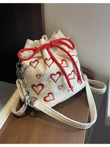 Sac seau en velours côtelé blanc avec broderies cœurs rouges et cordon