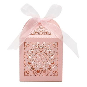 Détail du motif mandala découpé au laser sur une boîte à bonbons de mariage rose perlé