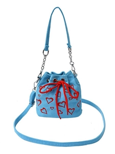 Sac seau en velours côtelé bleu clair avec cœurs rouges et chaîne argentée