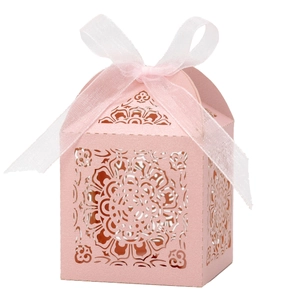 Vue détaillée du motif floral mandala découpé au laser sur boîte cadeau rose nacré