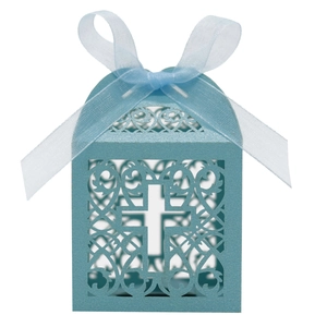 Détail de la boîte à dragées bleu clair découpée au laser avec croix et ruban organza
