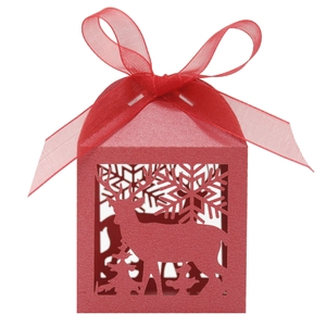 Detail der roten Weihnachtsschachtel mit Rentier- und Schneeflocken-Ausschnitten