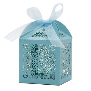 Détail de motif floral découpé au laser sur boîte à bonbons bleu ciel avec ruban