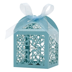 Boîte à dragées ajourée bleu clair avec croix et ruban organza pour baptême
