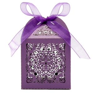 Détail du motif mandala découpé au laser sur boîte à bonbons violette avec ruban