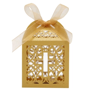 Boîte à dragées croix évidée en papier perlé doré avec ruban en organza chic