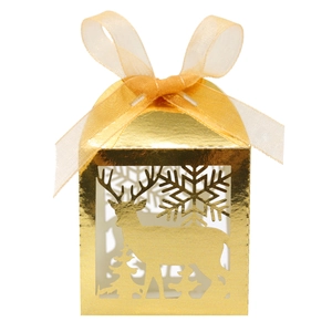 Detailansicht der goldenen Weihnachtsbox mit Rentier- und Schneeflocken-Ausschnitten