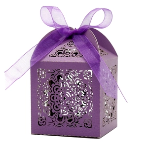 Détails des motifs mandala découpés au laser et ruban violet sur boîte à bonbons