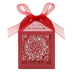 Détail de la boîte à bonbons rouge avec motifs mandala découpés au laser et ruban