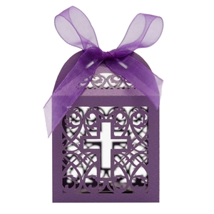 Détail de boîte cadeau violette avec découpe laser en croix et nœud en ruban élégant