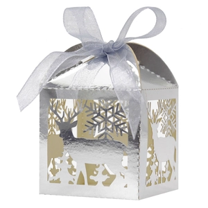 Silberne lasergeschnittene Weihnachtsgeschenkbox mit Rentier-Schneeflocken-Muster und Band
