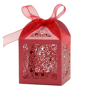 Boîte à bonbons rouge découpée au laser avec motifs floraux et nœud en ruban organza