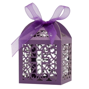 Boîte à bonbons violette découpée au laser avec croix et ruban pour fêtes