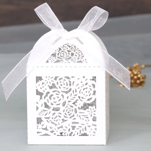 Elegante weiße lasergeschnittene Hochzeits-Geschenkbox mit zarter weißer Schleife