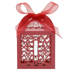 Vue détaillée de la boîte cadeau croix découpée au laser avec ruban en organza rouge élégant
