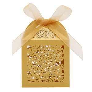 Detaillierte lasergeschnittene goldene Geschenkbox mit Rosenmuster und passendem Organzaband