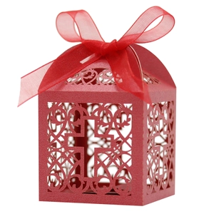 Détail de la boîte cadeau rouge découpée au laser avec croix et ruban en organza