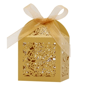 Detail der lasergeschnittenen Rose auf goldener Bonbonschachtel mit Chiffonschleife